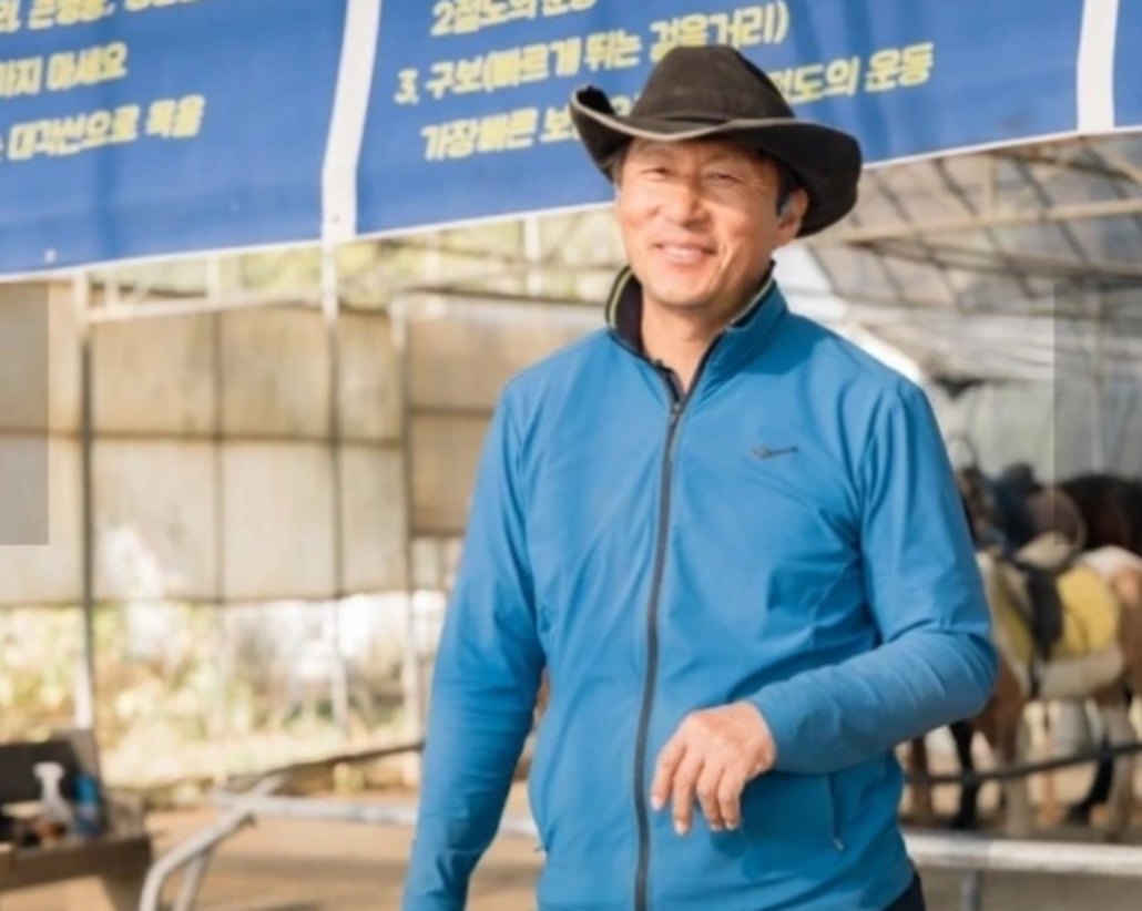 카우보이 모자를 쓰고 마장 앞에 선 오한섭 대표