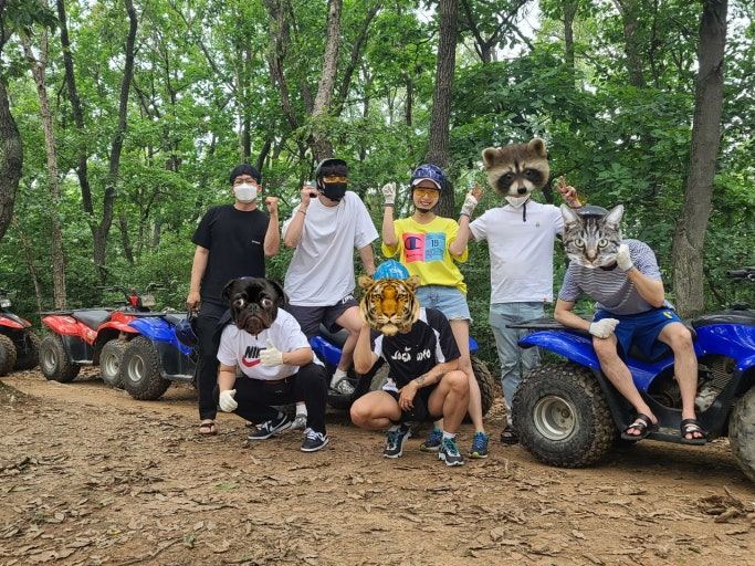 숲길에서 ATV를 타고 쉬는 단체 방문객